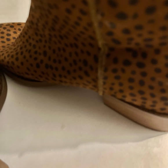 Faux leopard ankle boots in size 9.5. - Picture 7 of 8